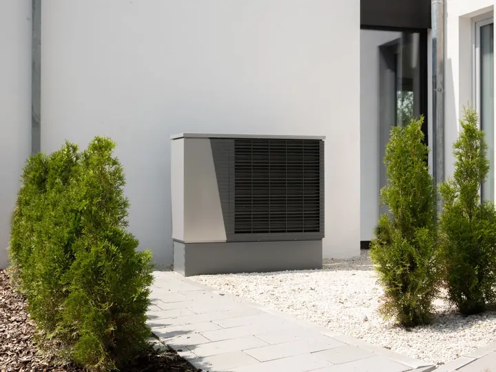 Pompe à chaleur installée contre la façade d'une maison